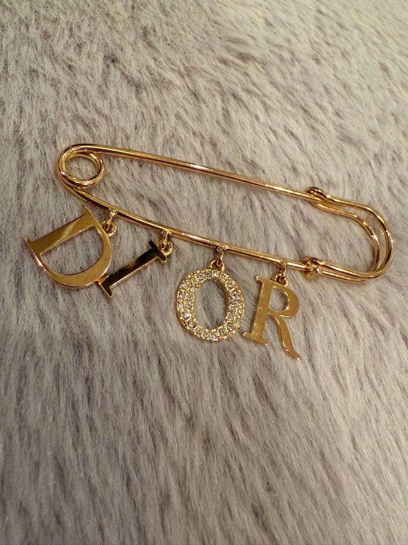Dior アルファベットチャーム ブローチ