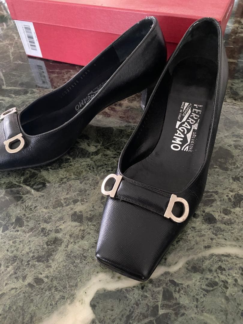 フェラガモ　スクエアトゥパンプスガンチーニ　パンプス