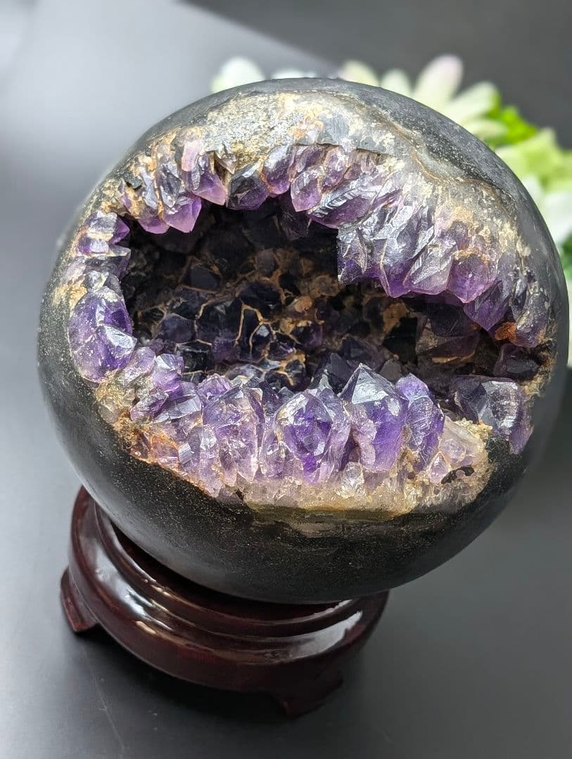 お得　セール重さ約2.3kg　超大き目　笑口アメジスト　台座付き