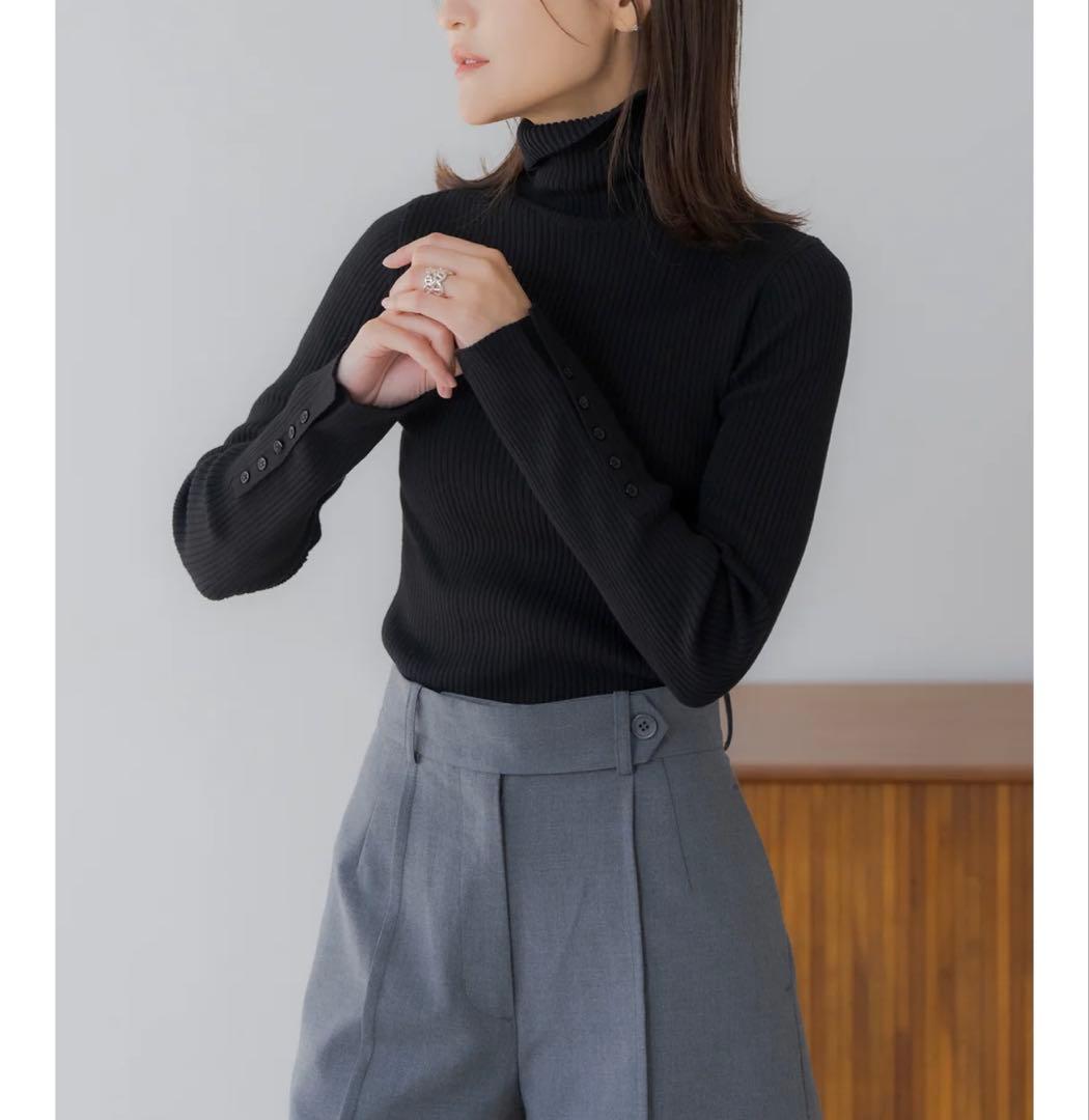 regleam 黒 ボタン付きタートルネックニット