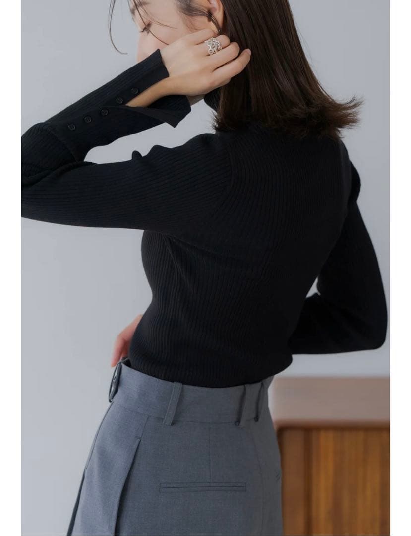 regleam 黒 ボタン付きタートルネックニット