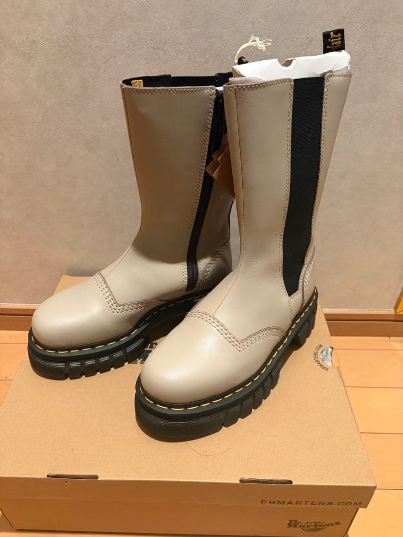 ドクターマーチン 厚底チェルシーブーツ ベージュ