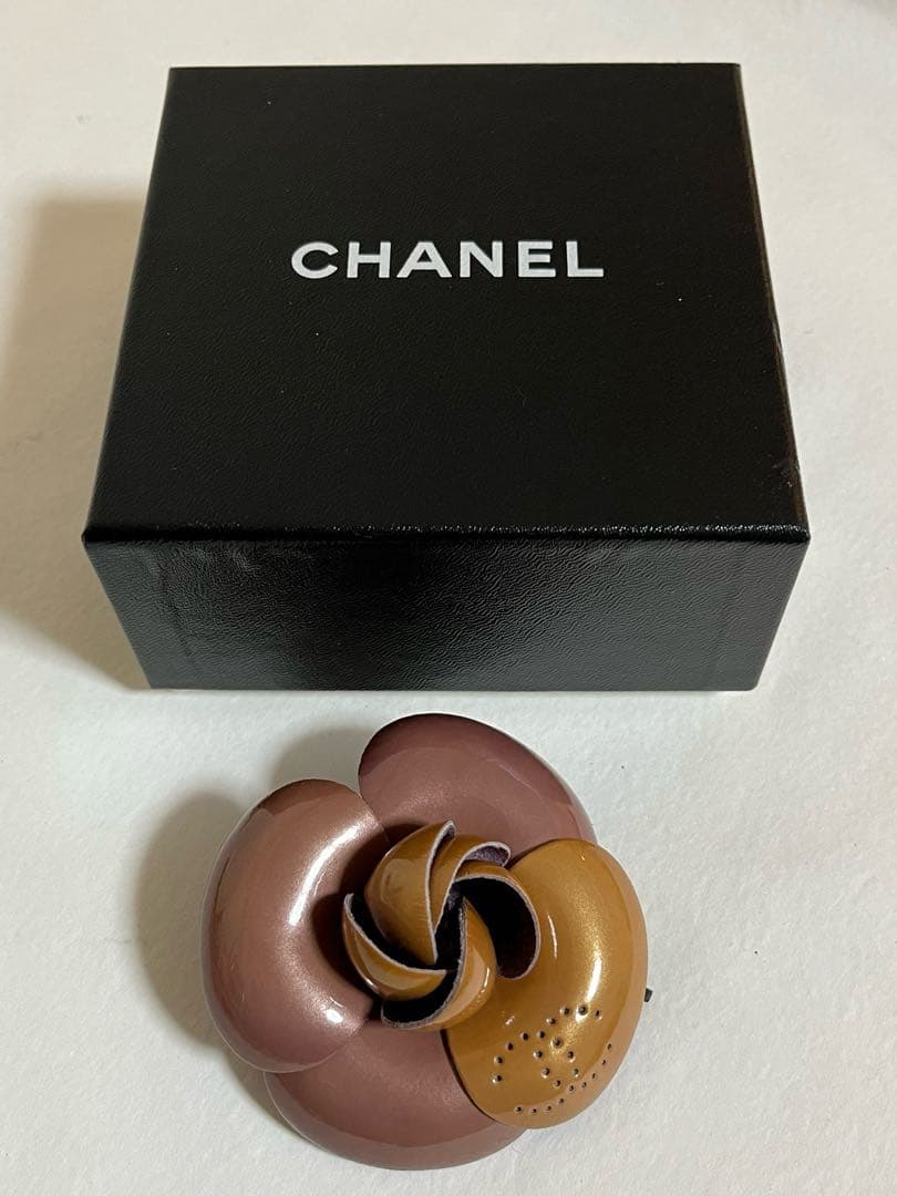シャネルブローチ ブラウンレザー ケース付き 3EE80851661-0051