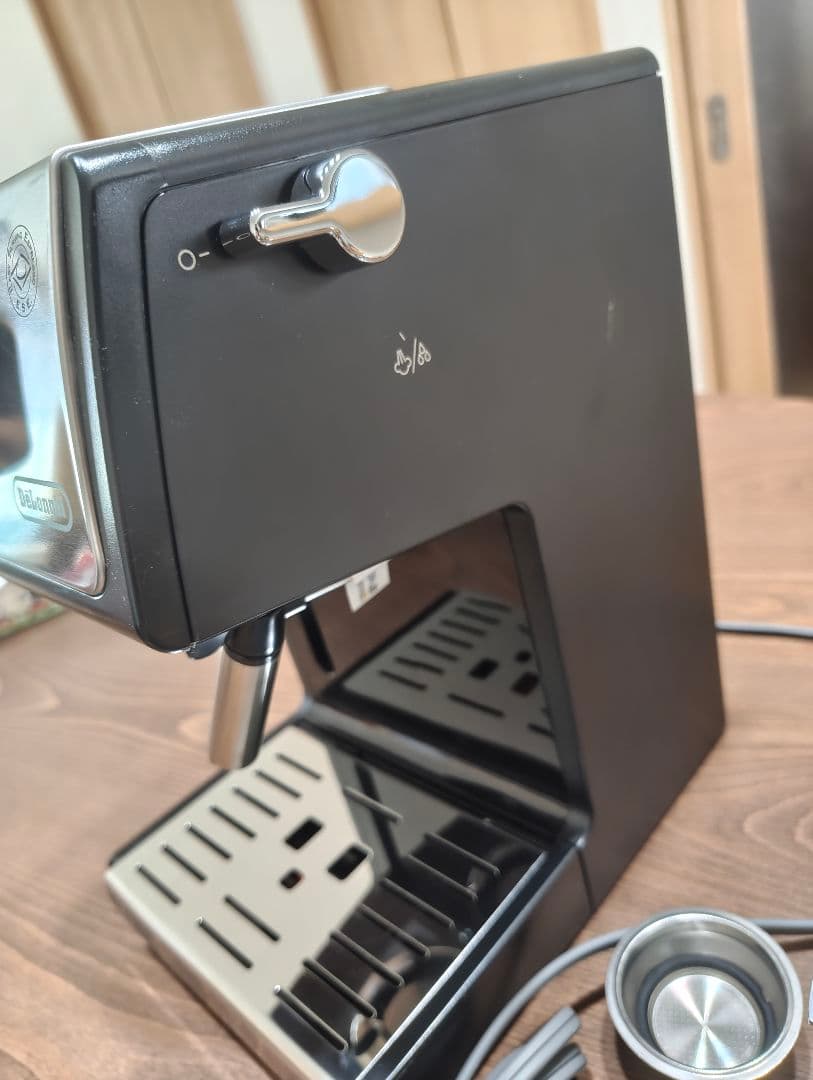 【美品】'De'Longhi (デロンギ) エスプレッソメーカーECP3220J