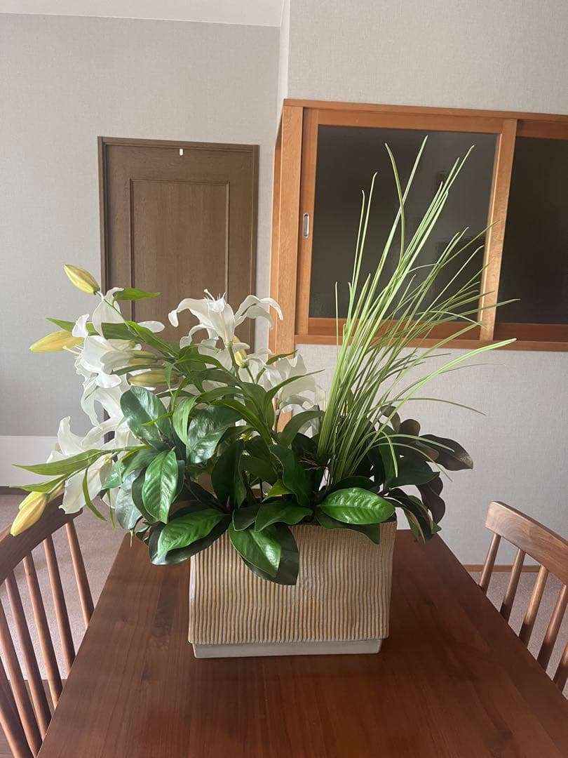 エミリオロバ　 ユリのフラワーアレンジメント