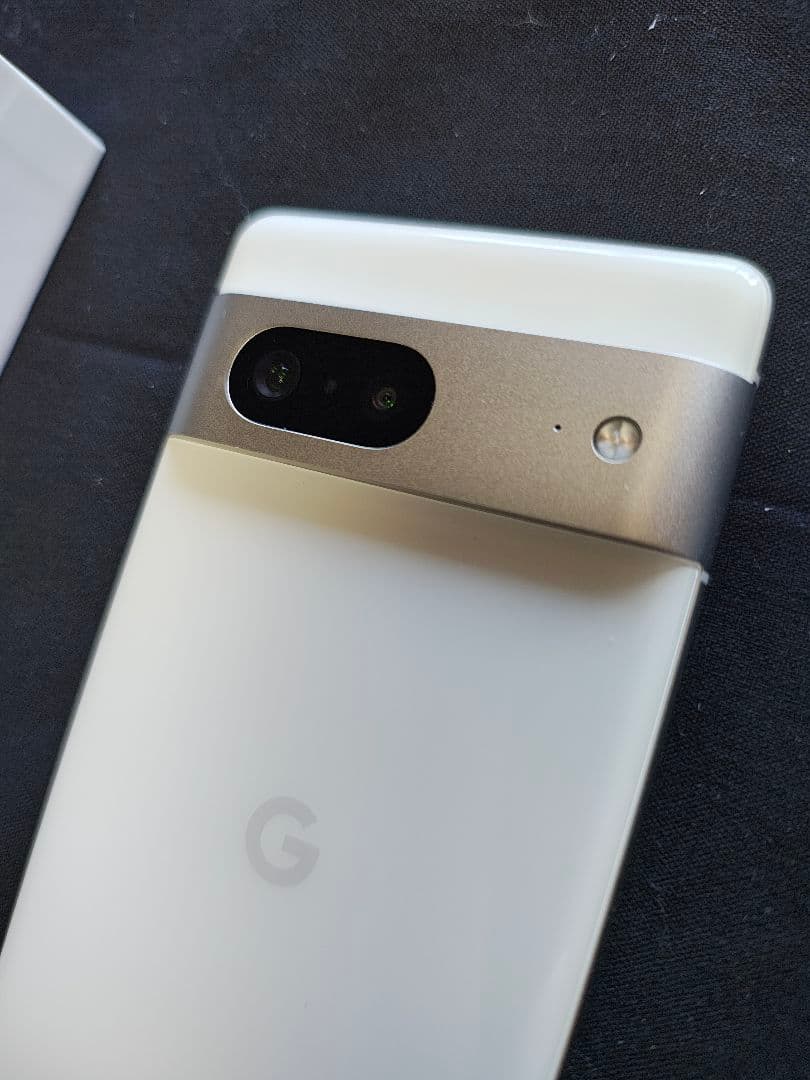 Pixel7　白　ホワイト 128ＧＢ　中古の美品　おまけのケース3個付き