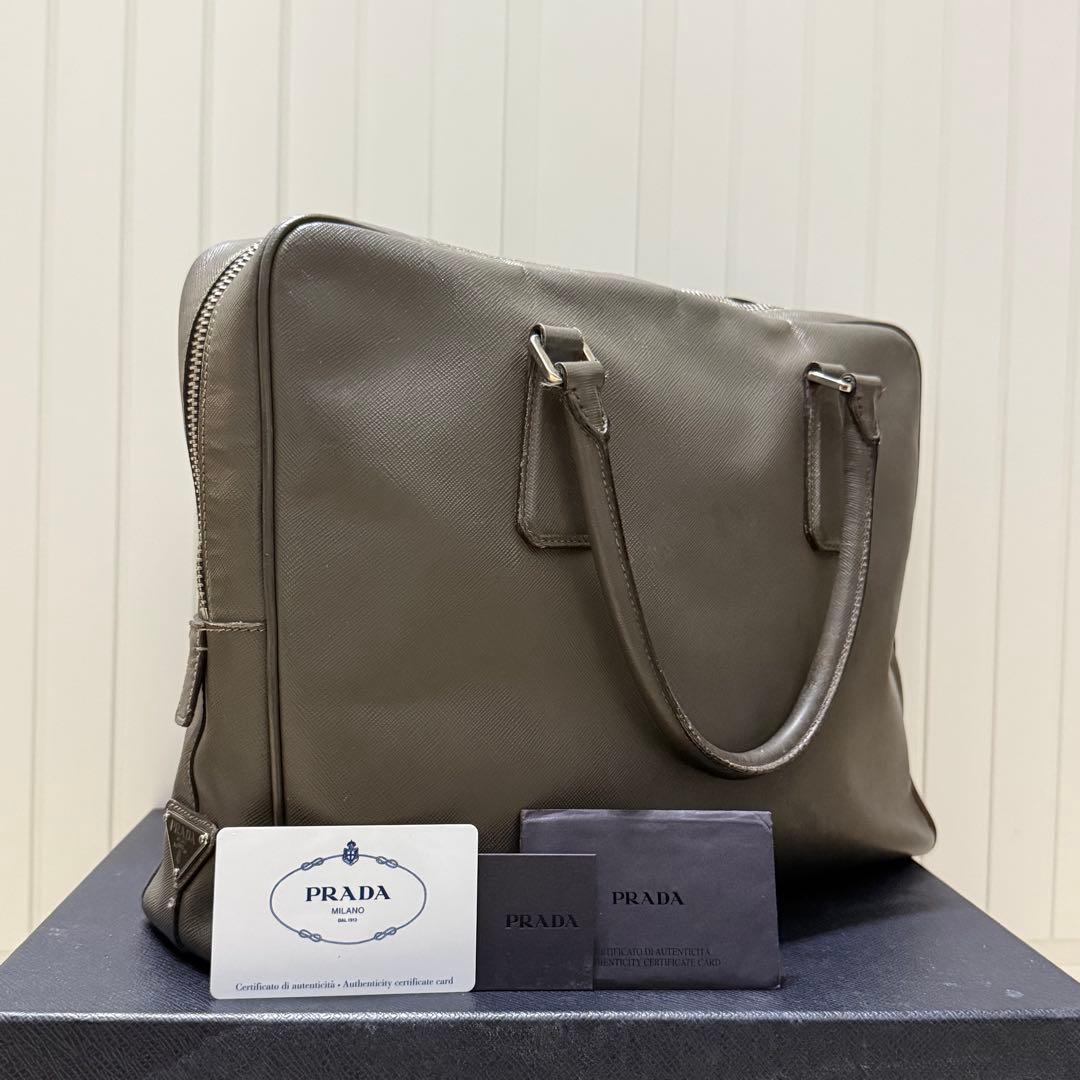さ*た様 プラダ サフィアーノレザー 三角ロゴプレート ブリーフケース グレー
