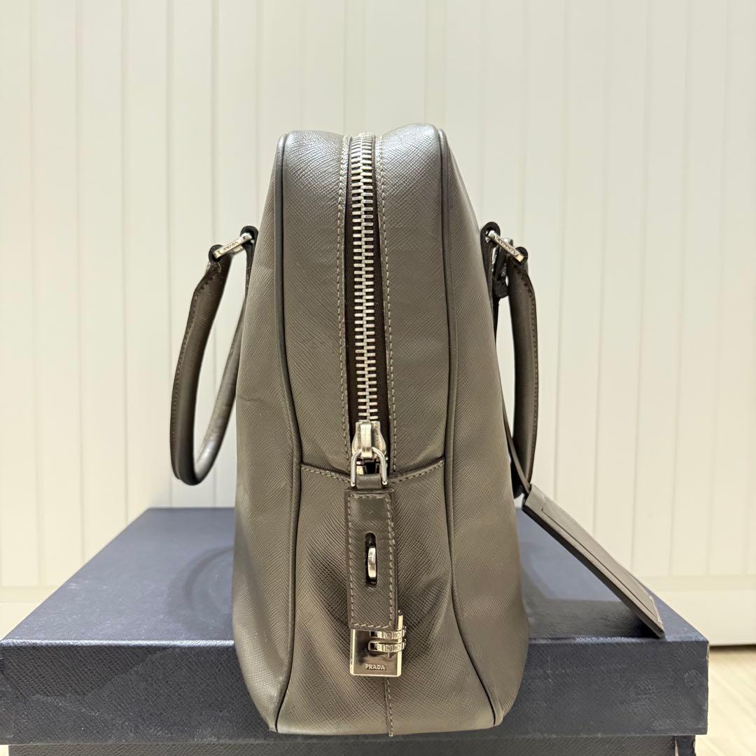 さ*た様 プラダ サフィアーノレザー 三角ロゴプレート ブリーフケース グレー