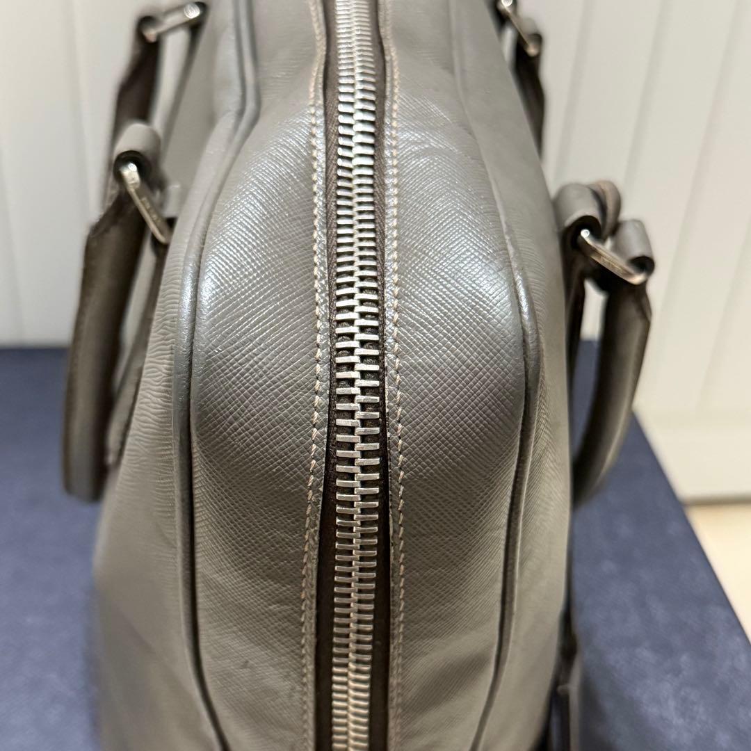 さ*た様 プラダ サフィアーノレザー 三角ロゴプレート ブリーフケース グレー