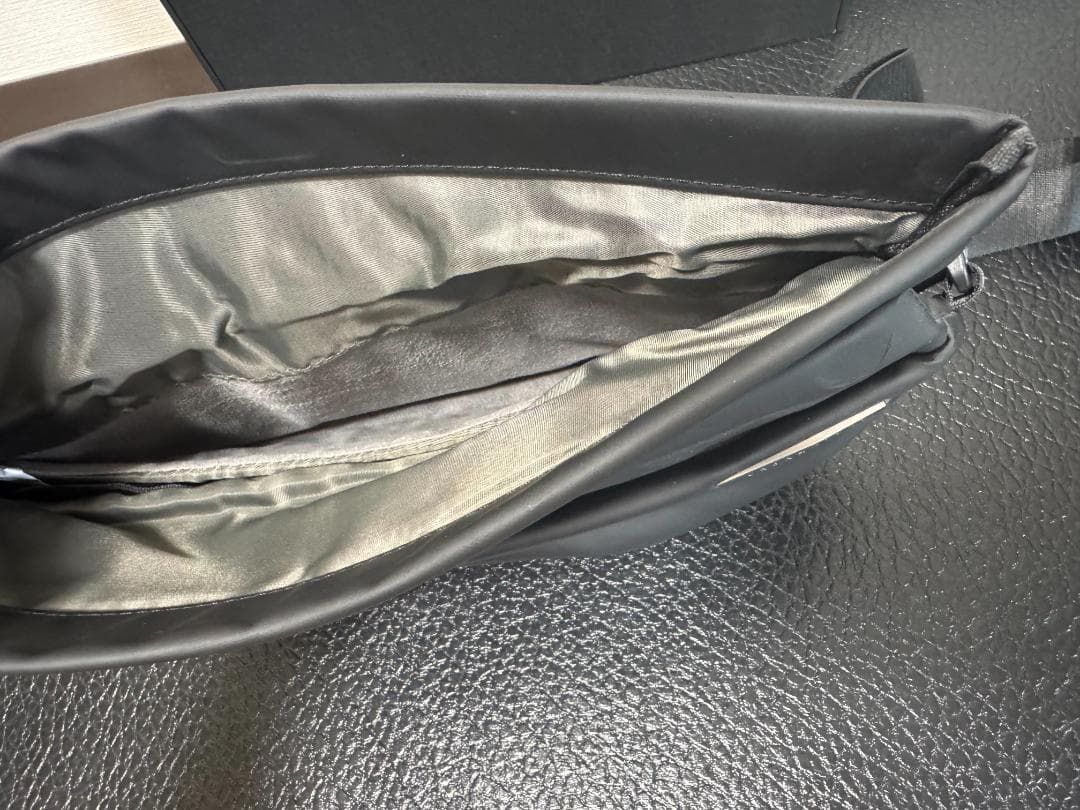 バッグ NIID Radiant Urban Sling R1