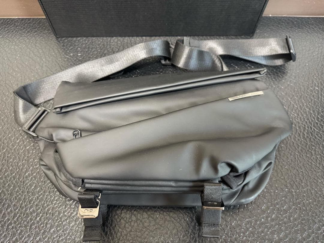 バッグ NIID Radiant Urban Sling R1