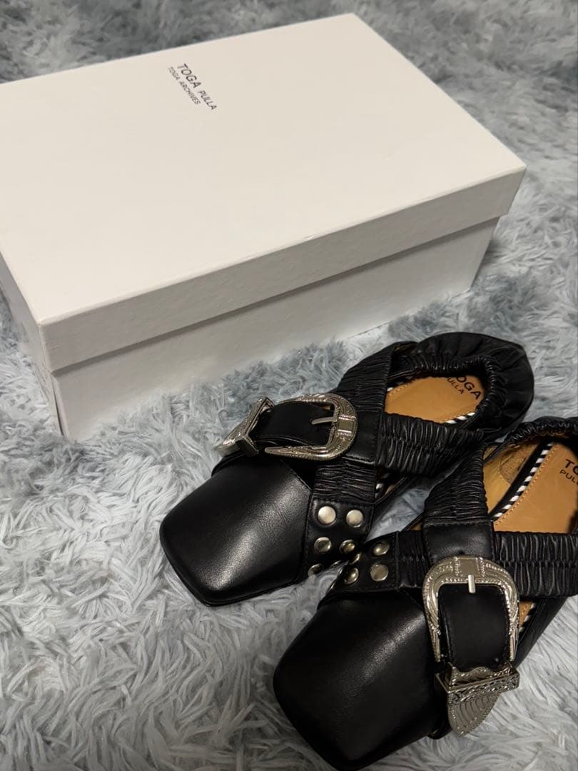TOGA PULLA ブラック クロスストラップ フラットシューズ36