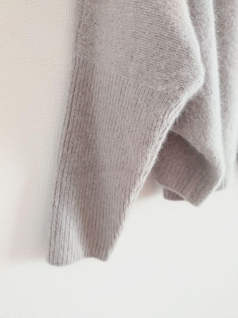 【BEARDSLEY】ビアズリー FOXウール後ろボタンニット ライトグレー