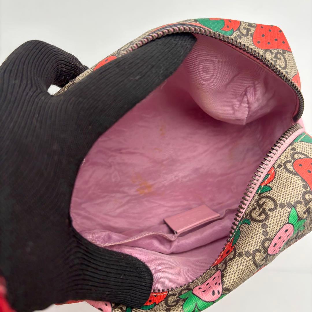 希少 GUCCI イチゴ柄ポーチ GGスプリーム ストロベリー 化粧ポーチ 小物