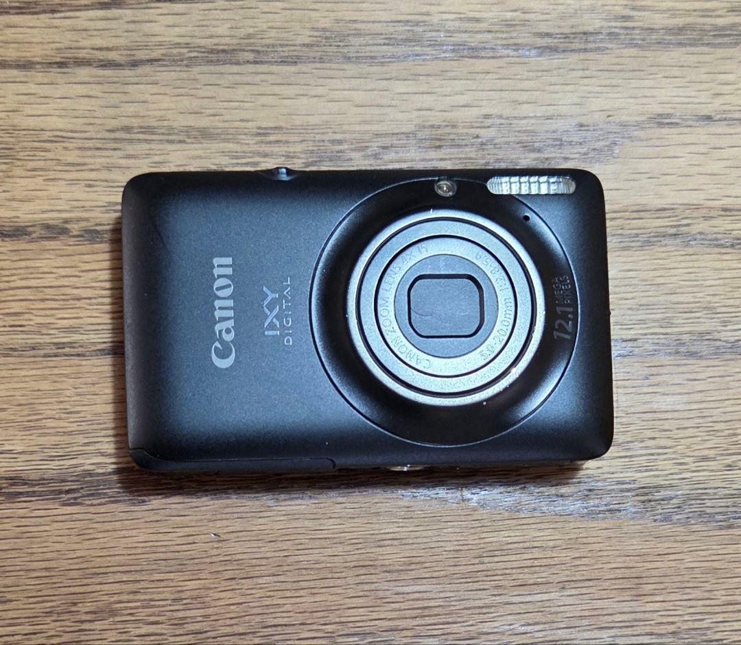 Canon IXY DIGITAL 220 IS 本体と充電器