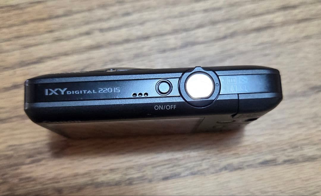 Canon IXY DIGITAL 220 IS 本体と充電器