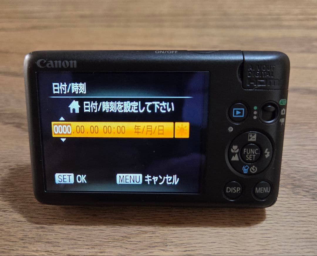 Canon IXY DIGITAL 220 IS 本体と充電器