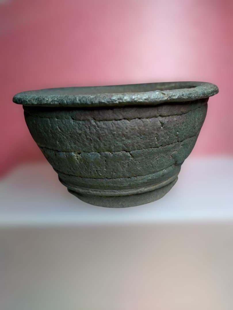 石製の丸型水鉢