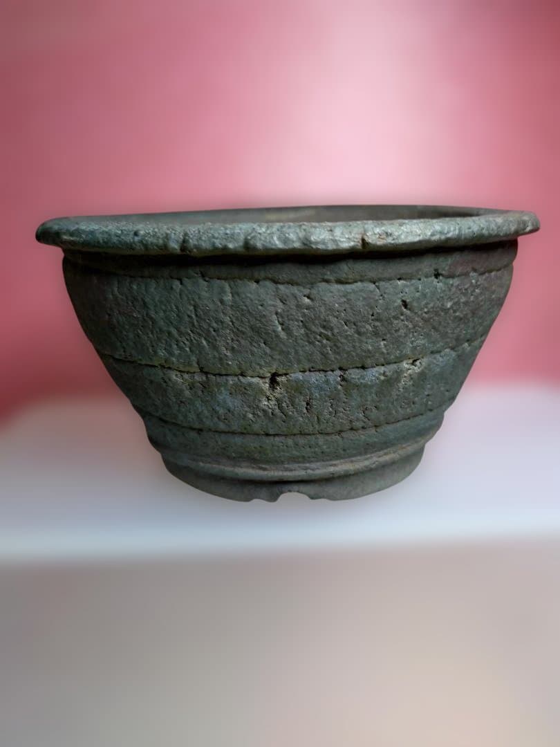 石製の丸型水鉢