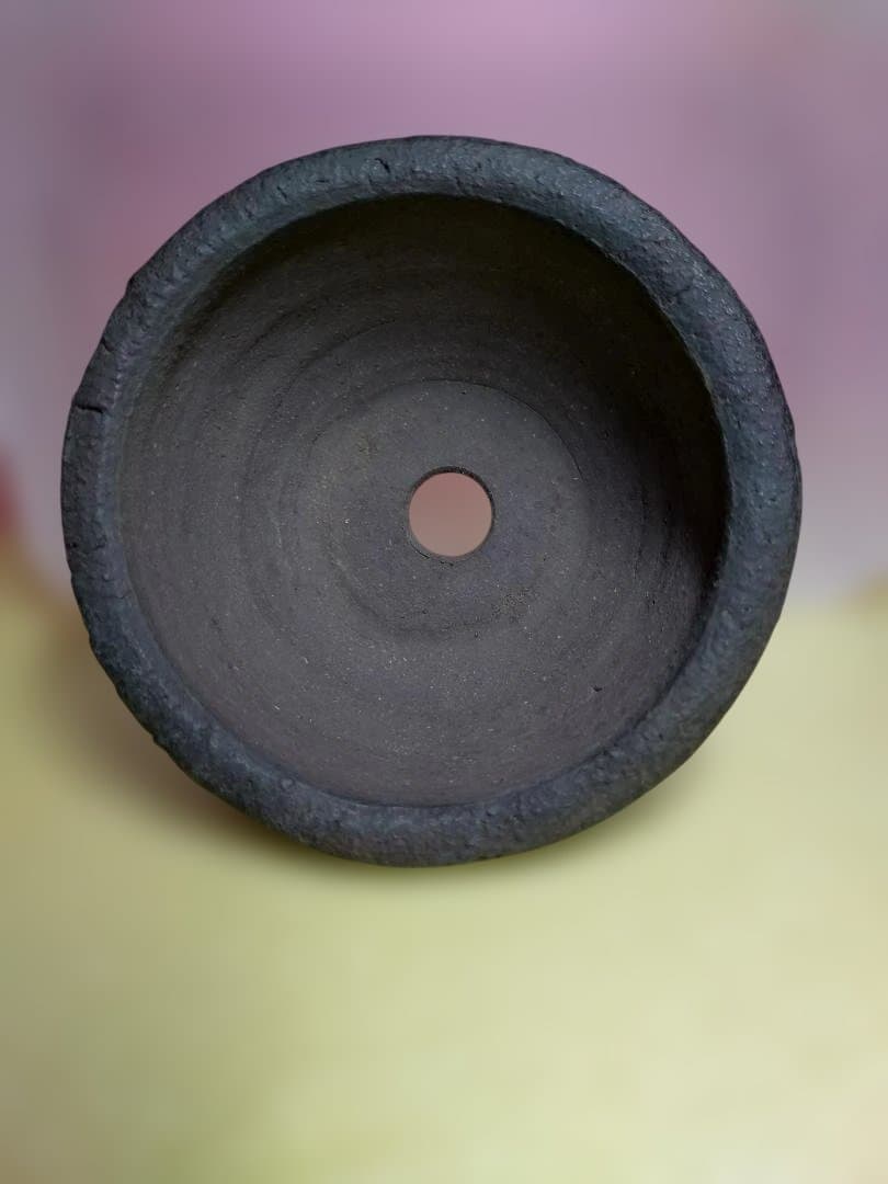 石製の丸型水鉢