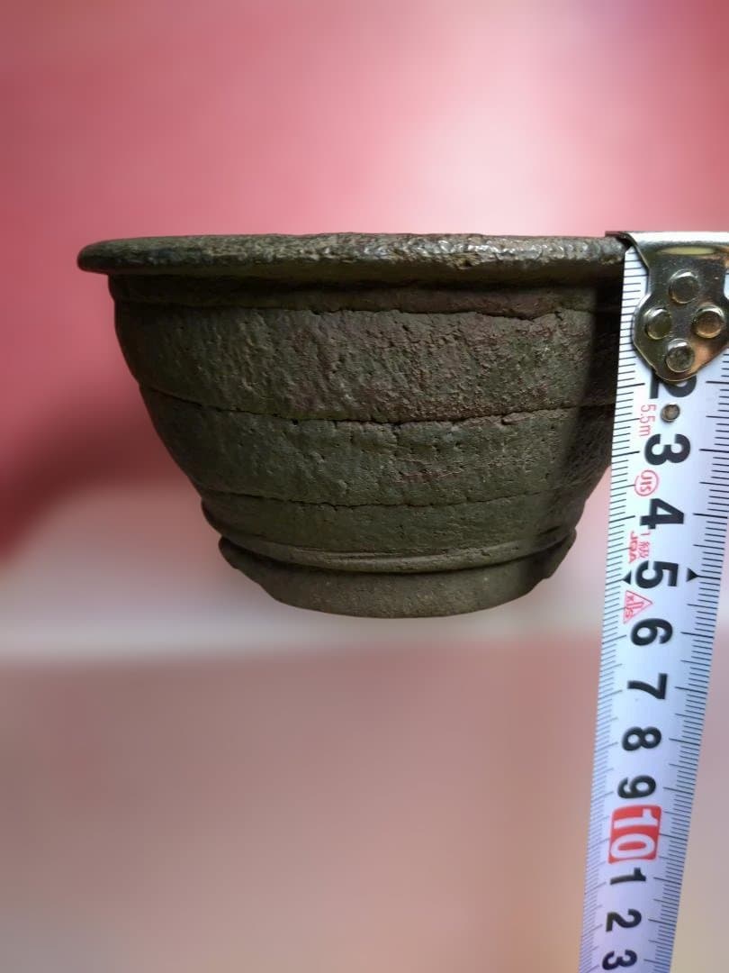 石製の丸型水鉢