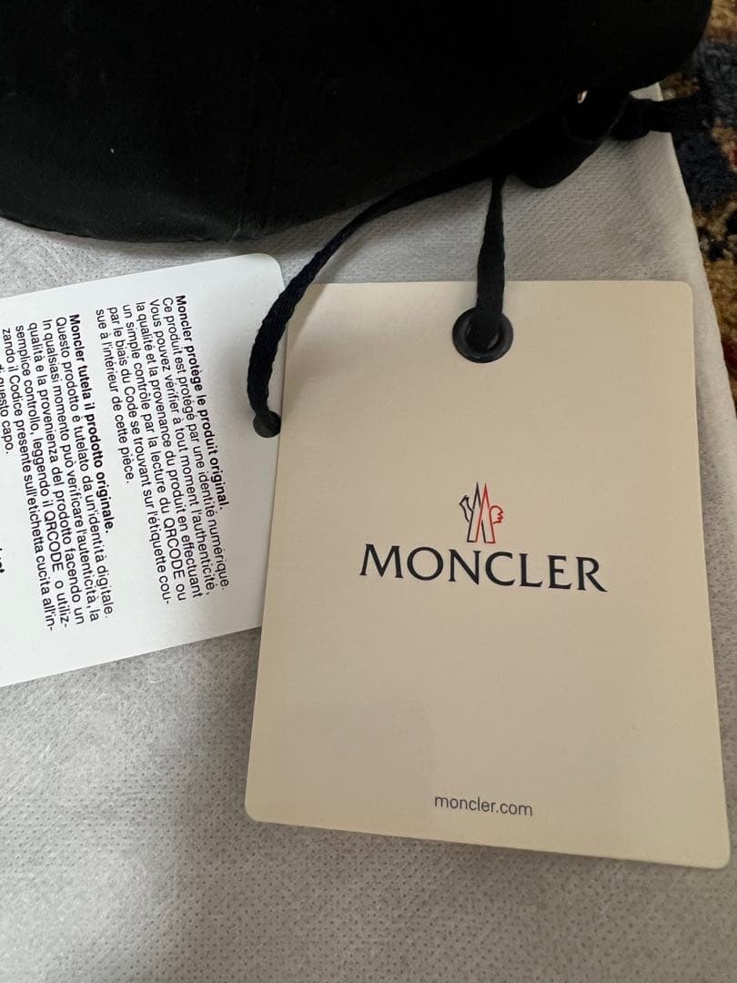 MONCLER ブラックベースボールキャップ