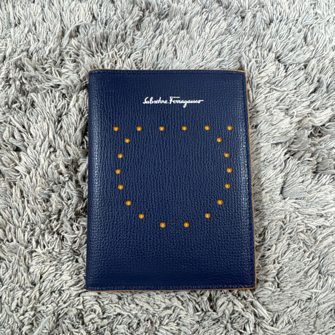 【美品】 Salvatore Ferragamo 天然本皮 パスポートケース