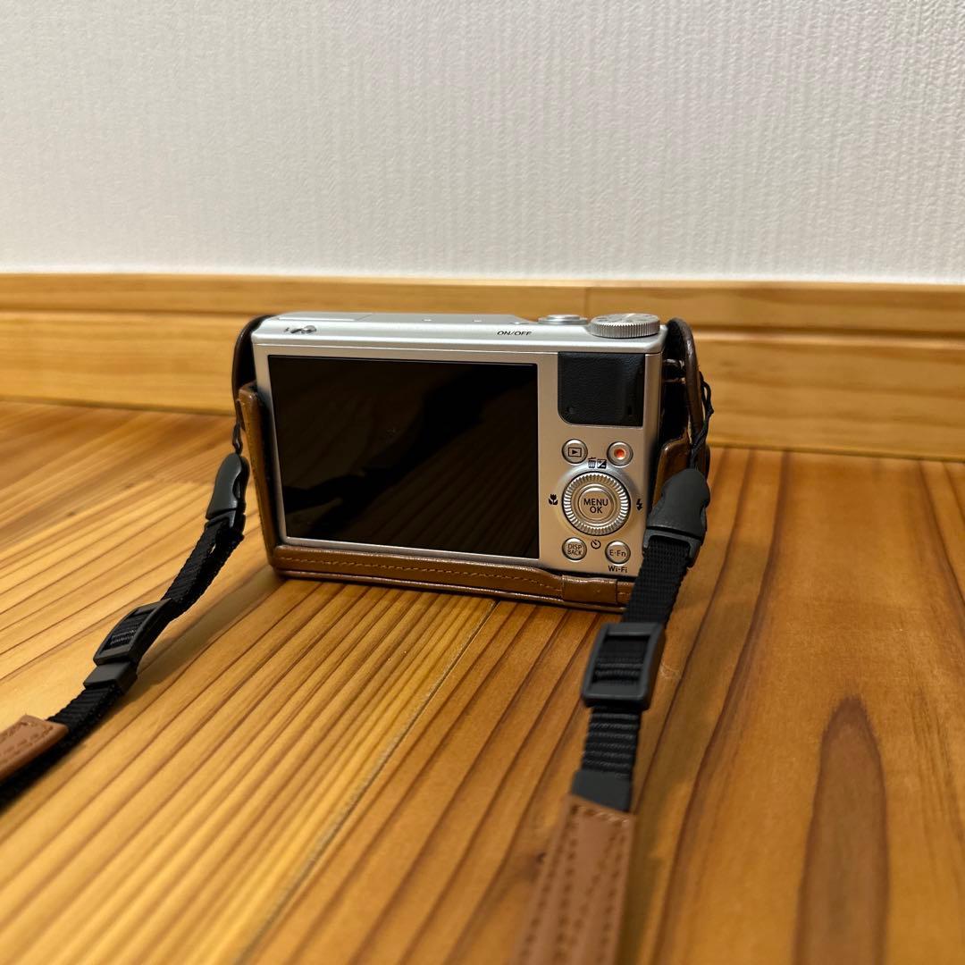 【新春売切セール】富士フイルム XQ1 シルバー 純正レザーケース付(送料無料)