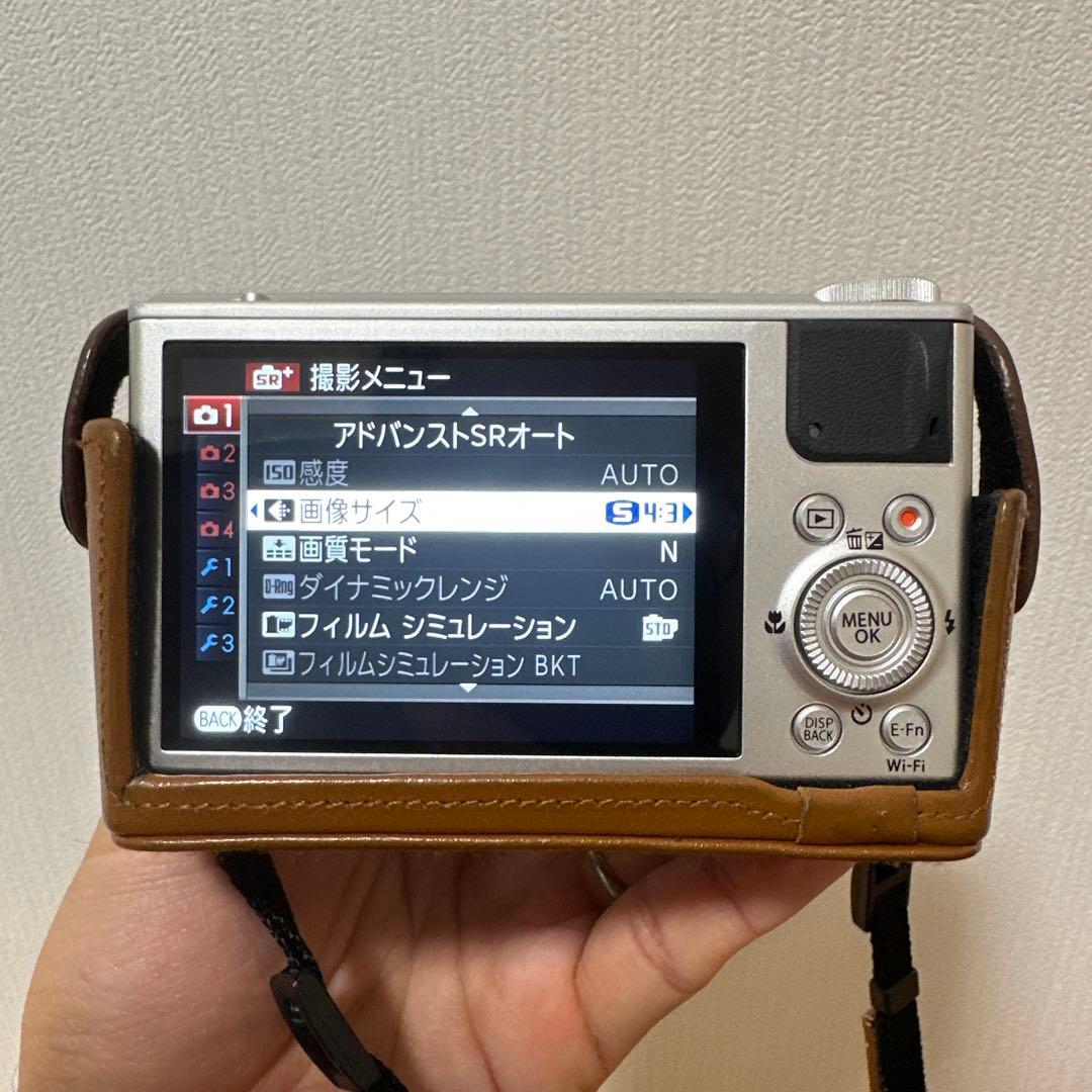 【新春売切セール】富士フイルム XQ1 シルバー 純正レザーケース付(送料無料)