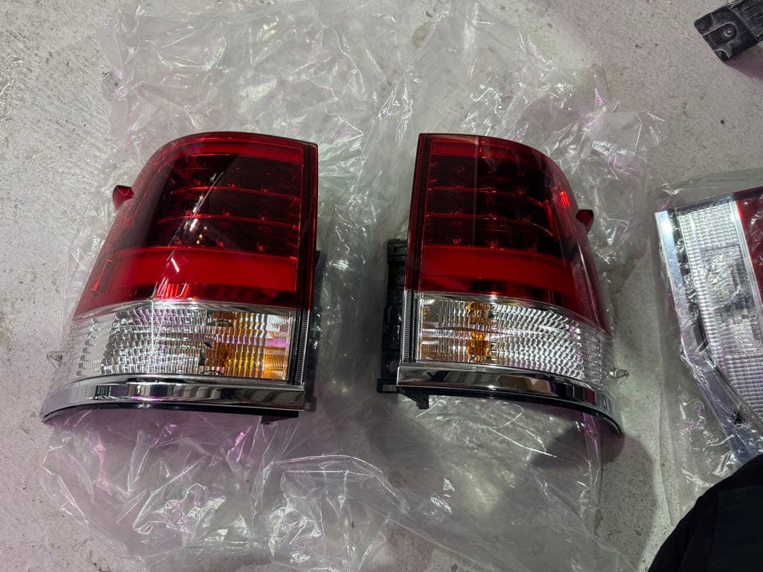 ランクル200純正テールライト