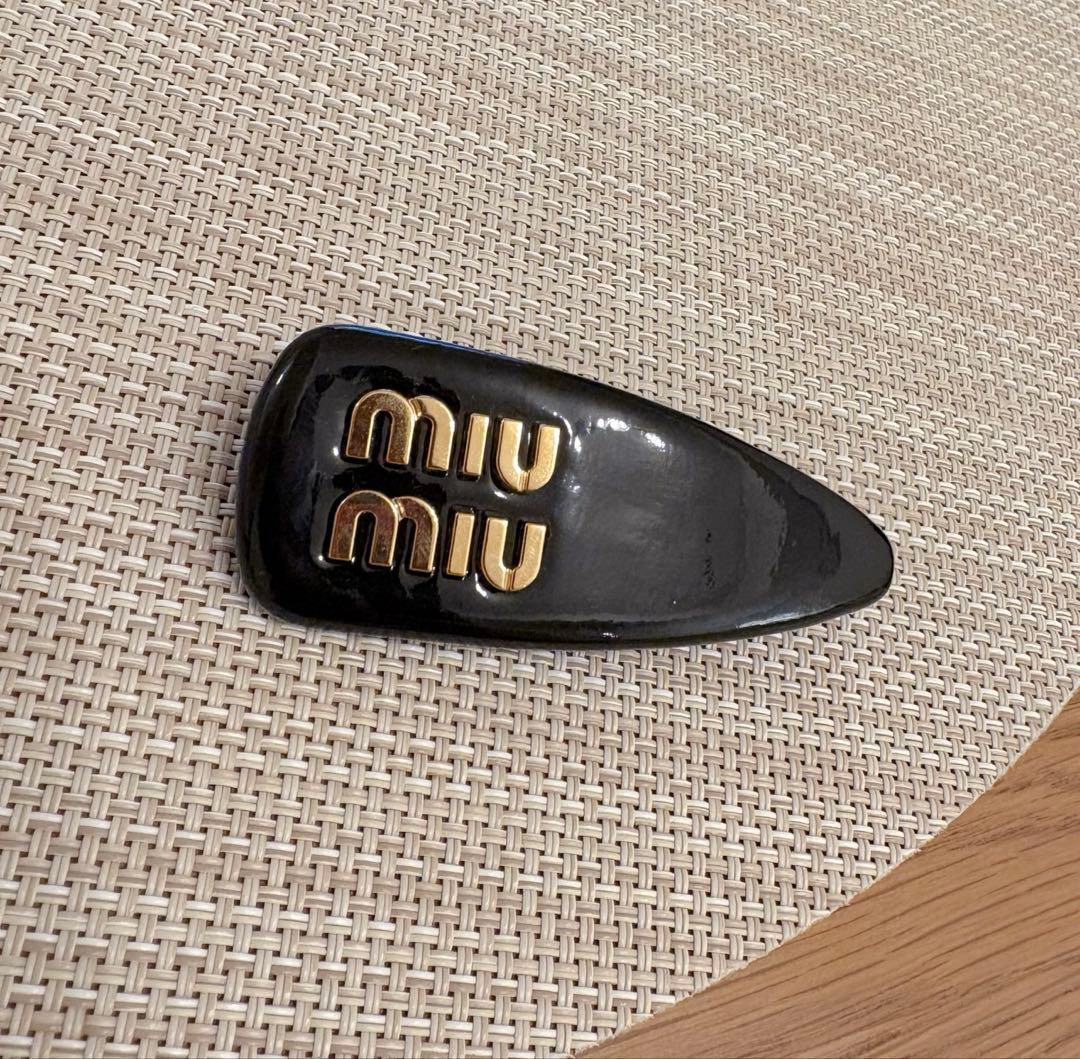 MIUMIU✨ パテントレザー ヘアクリップ ブラック