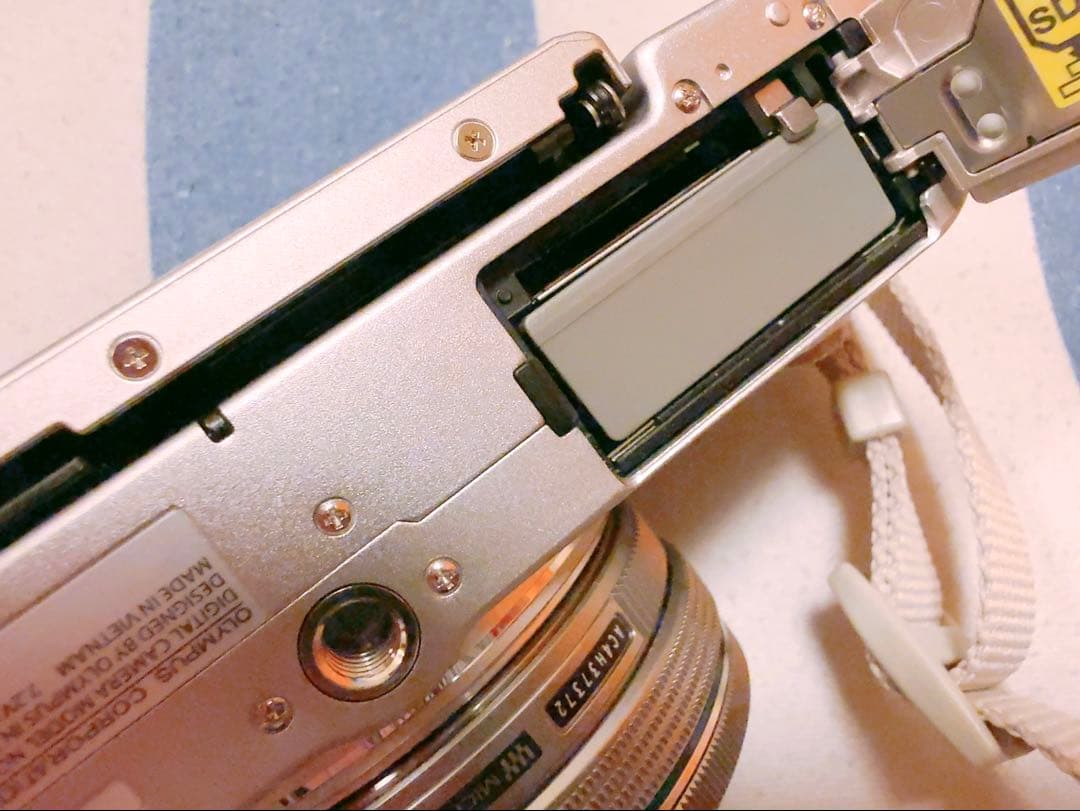 OLYMPUS PEN E-PL8 ホワイト14-42mm保証書、SDカード付き