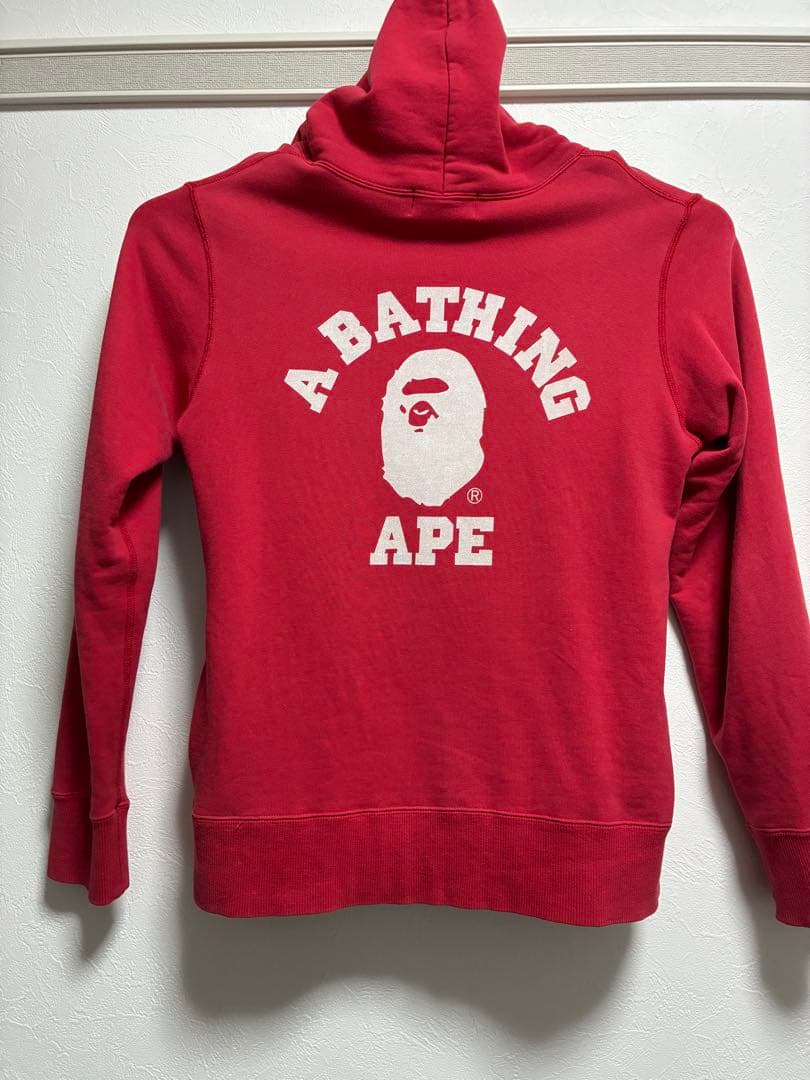 じょ様限定　バックプリント付き A BATHING APE レッド パーカー