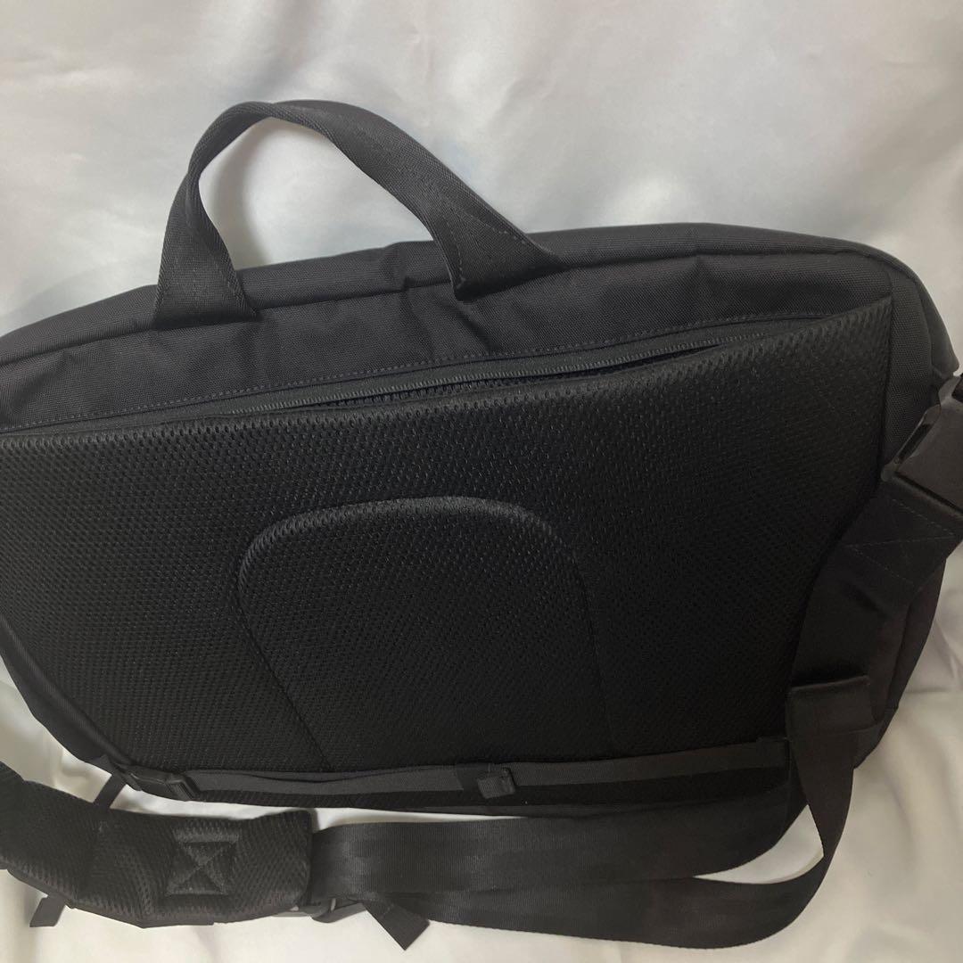 BRIEFING ブラック メッセンジャーバッグ　大型ノートパソコン収納可能