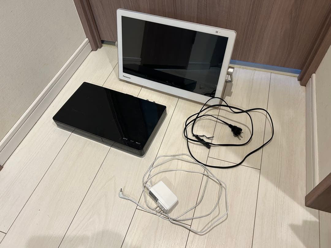 UN-15TD8-W VIERA15V型　ポータブルデジタルテレビ