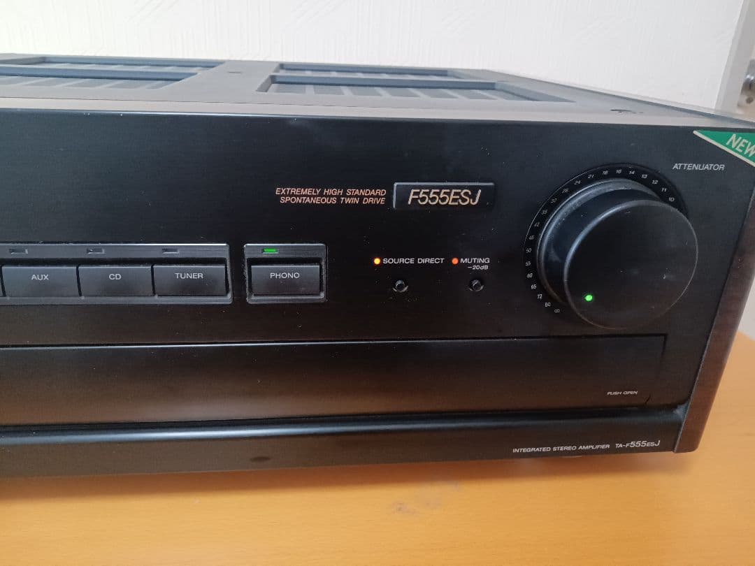 トモ　SONYプリメインアンプ　TA-F555ESJ通電確認のみ