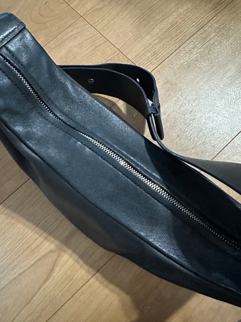 【COS】レザープリーツベルトバック