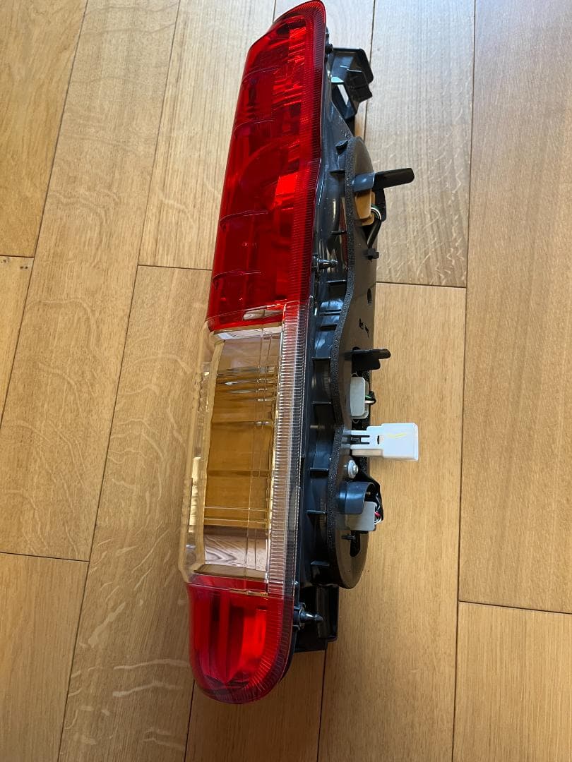 トヨタハイエース200系　4～7型純正テールランプ 運転席側