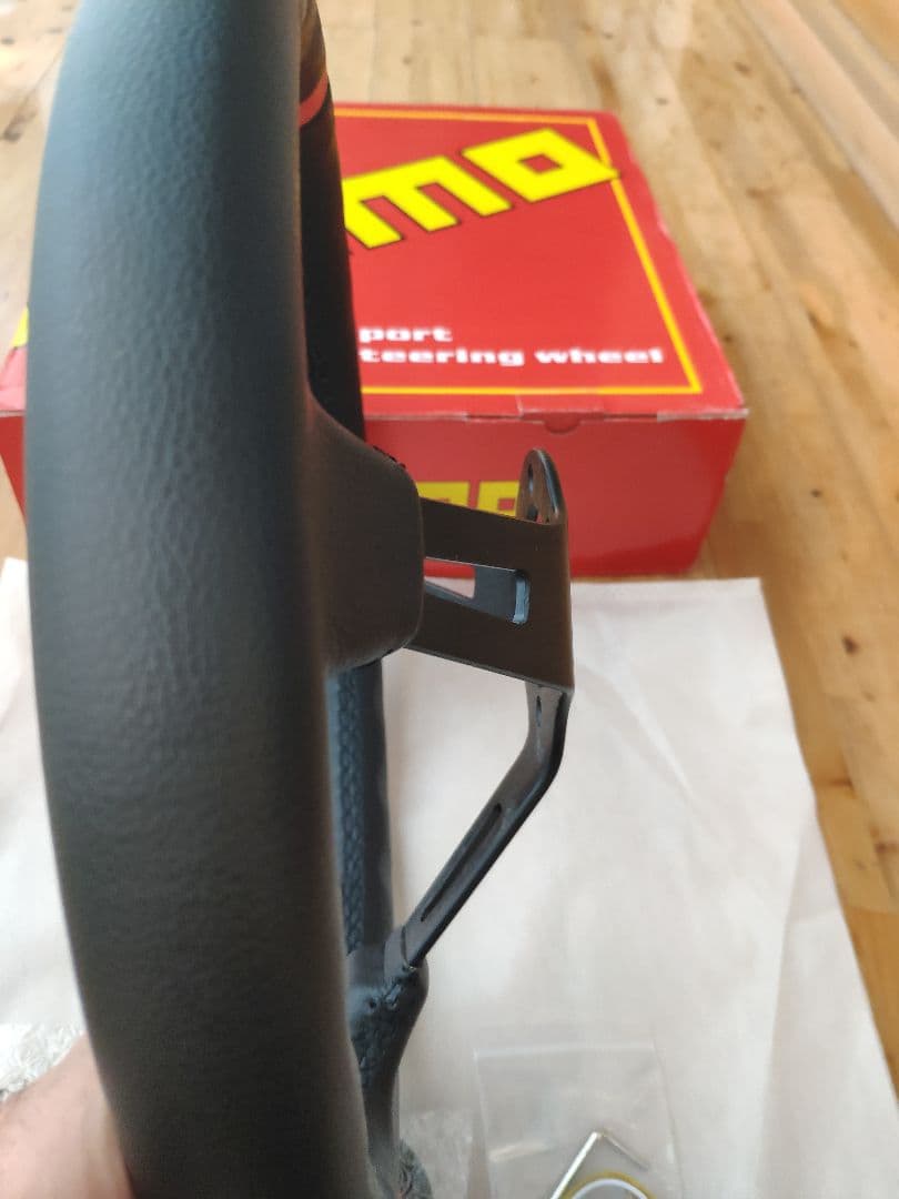 MOMO スタイル 革ステアリング Not Authentic