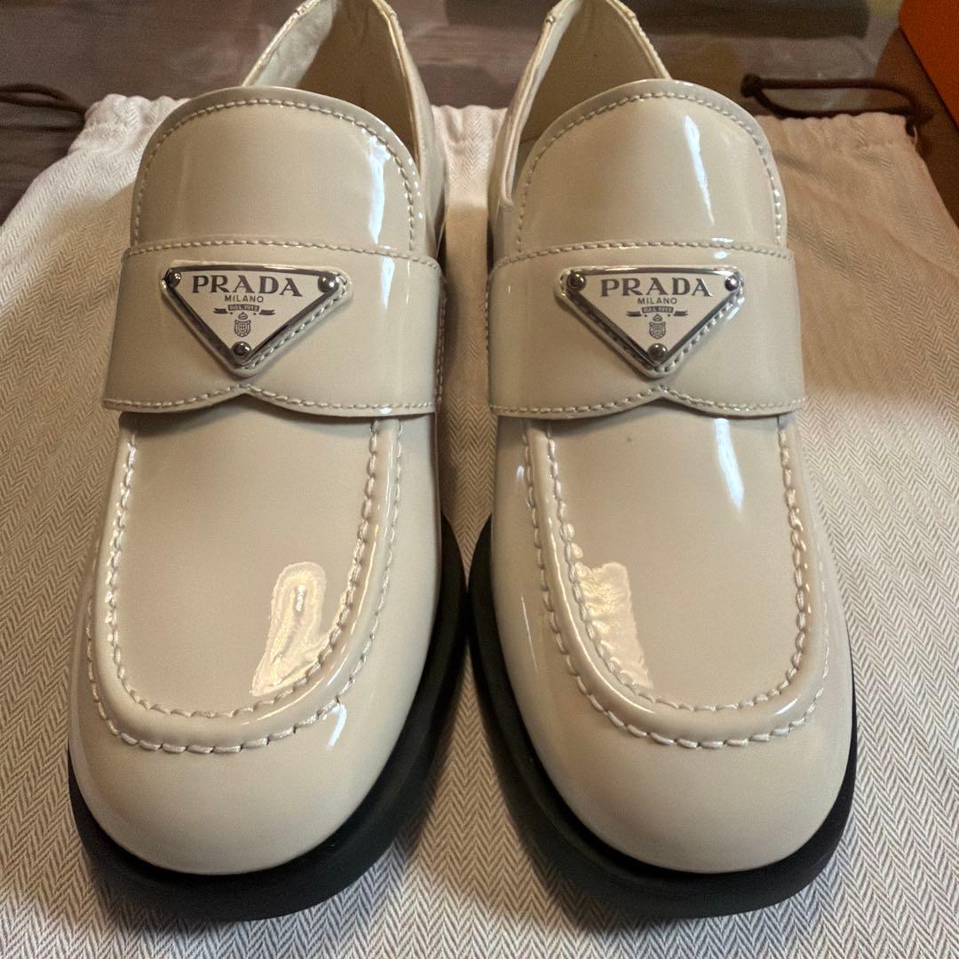 新品　PRADA ホワイトエナメルシューズ