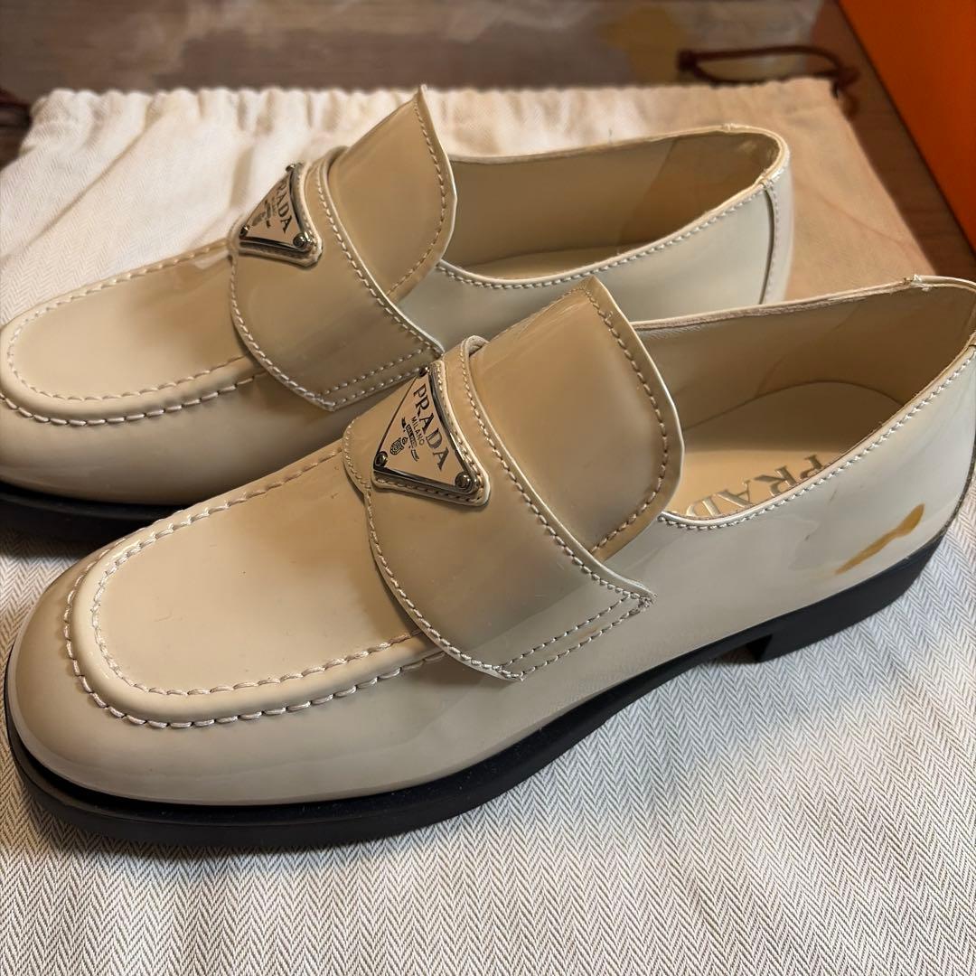 新品　PRADA ホワイトエナメルシューズ