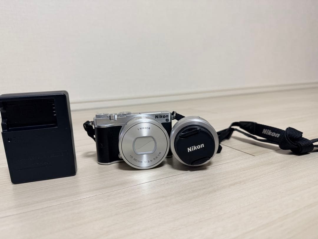 【限定価格　20時迄購入で本日発送】Nikon ダブルレンズ　デジカメ 1 Ｊ５