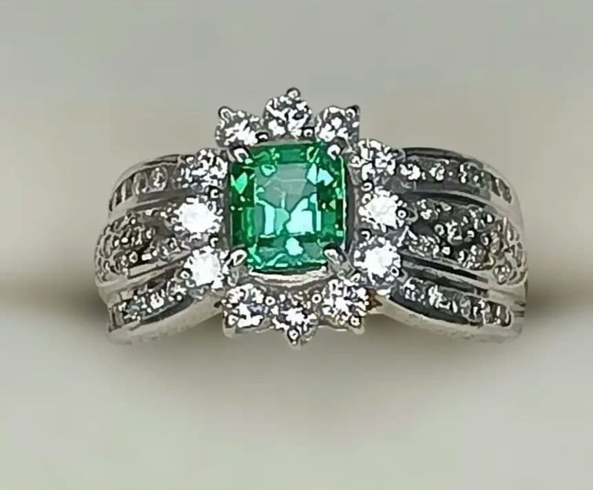 エメラルド 0.69㌌ダイヤ0.82㌌プラチナ枠900 重10.6g 11号鑑別