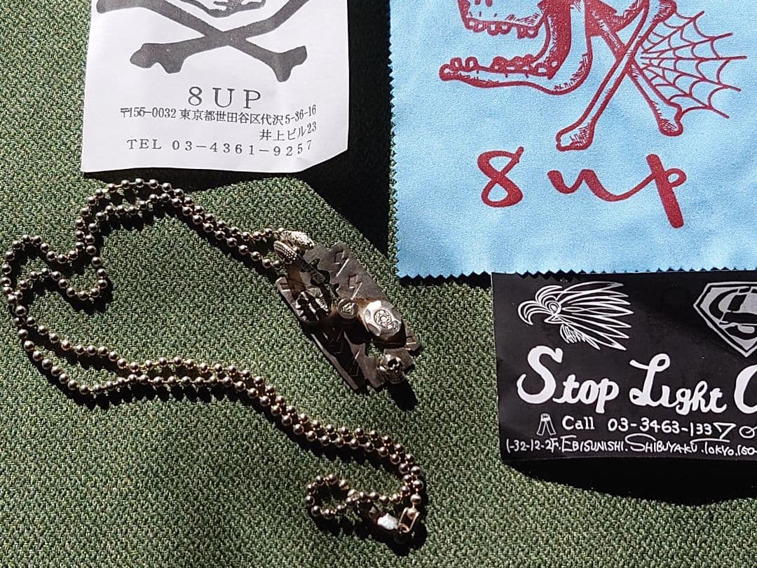 ストップライトカミソリネックレス