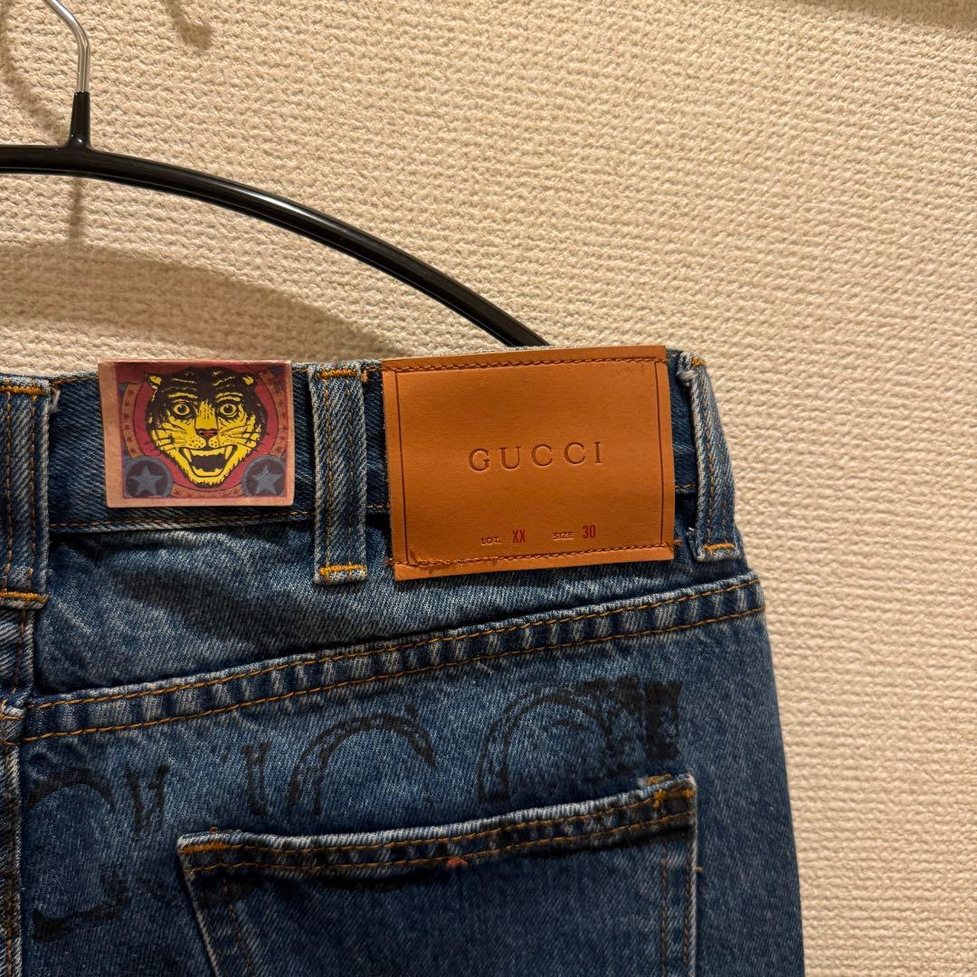 GUCCI NYロゴ刺繍デニムパンツ