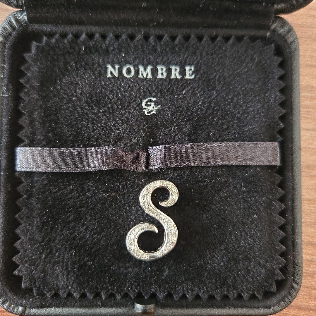 ゆきざき　NOMBREアルファー イニシャルペンダント　ホワイトゴールドWG18