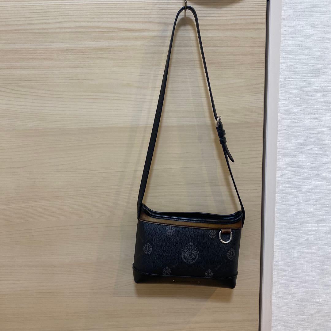 ベルルッティ ショルダーバッグ エスカパード シグネチャーキャンバス