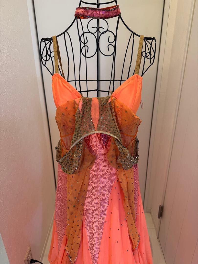 ダンスドレス　　オレンジ　　スパンコール装飾
