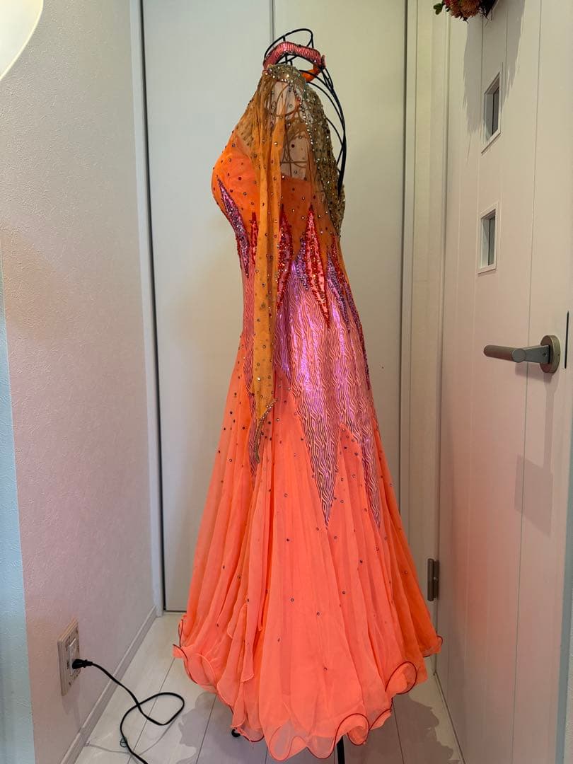 ダンスドレス　　オレンジ　　スパンコール装飾