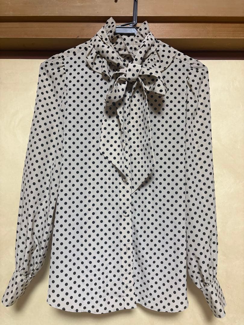 ルルウィルビー　デシンドットフリルボウタイブラウス　ベージュ　アルアバイル